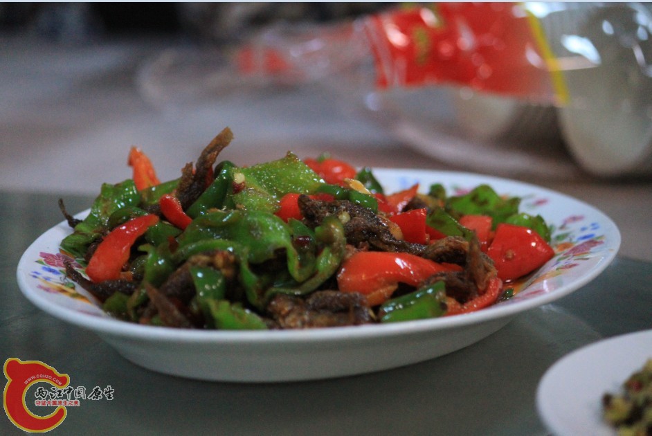 当地的小杂鱼，估计很多虾虎，参条等等~味道很好~荤素搭配