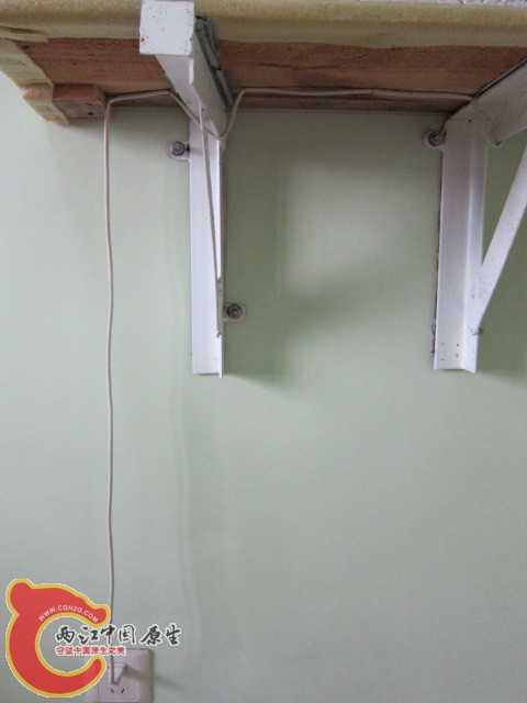 角钢三角支架，只是膨胀螺丝位置不太合理。线贴板底走，能藏多少藏多少，用订书钉固定。