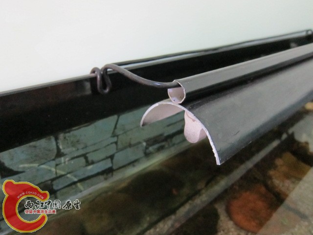 背景纸比较透，所以背景纸要贴在一张黑广告纸上。上面留有黑边（从鱼缸的正面看，与黑灯罩一体），灯罩用PV ...