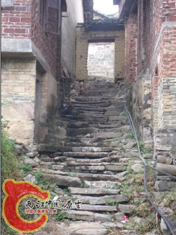 有现年头的石板台阶