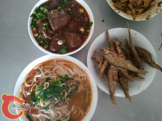 中午饭，洪闸米线、血旺和炸小白鱼