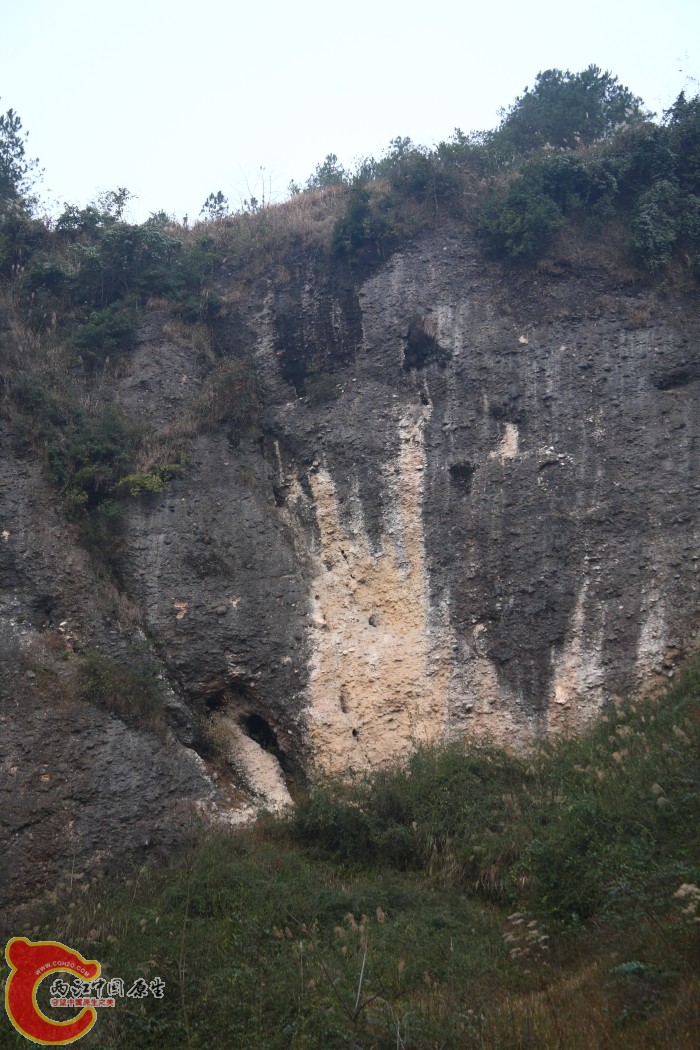小溪上游的小山