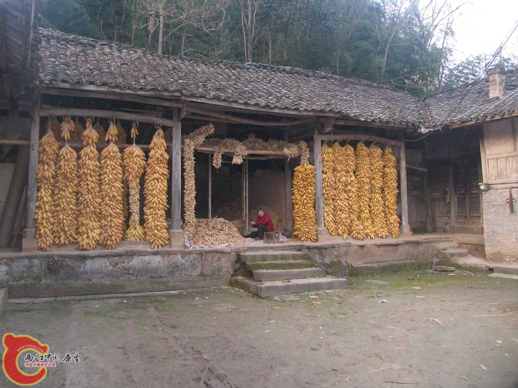 这房子有一百多年了，听父亲说如果以前有这么多包米那比地主还富有啊！