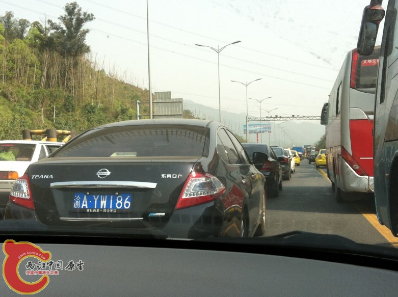 假日出游总会堵车，车多为患