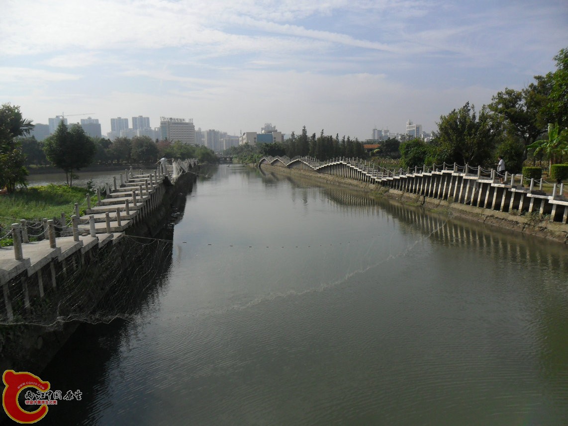 几个人正在大帐旗鼓的撒网捞鱼,以罗非居多。 几个人正在大帐旗鼓的撒网捞鱼,以罗非居多。