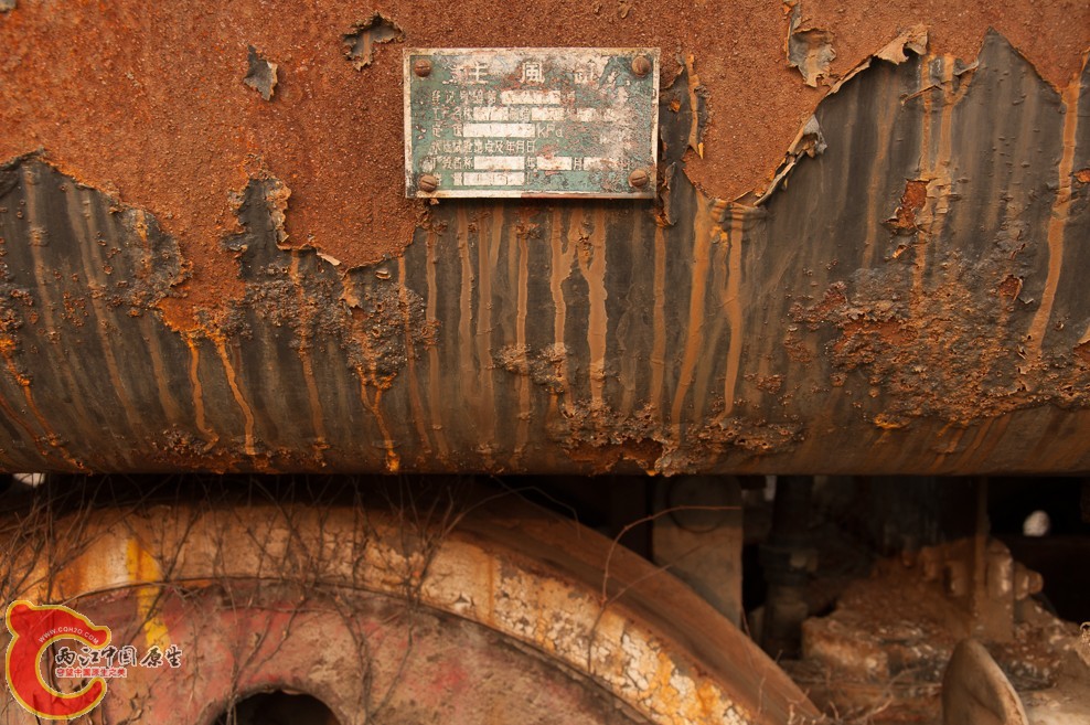 遇到个拍照的哥们，他说这样的蒸汽火车车牌他撬下来，淘宝上拍到16万