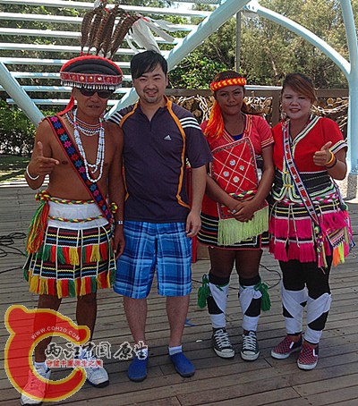 我和阿美族合影