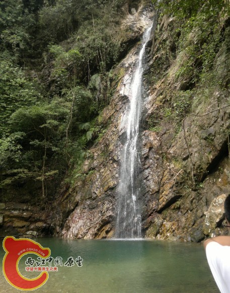 瀑布全景，下面桂花潭，因为瀑布周围很多桂花树，桂花掉在潭里一片得此名，是不是挺有诗意的