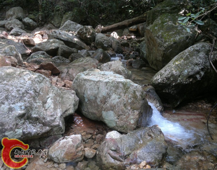 瀑布上面，由于之前大雨塌方，路被封了，所以只能到这里