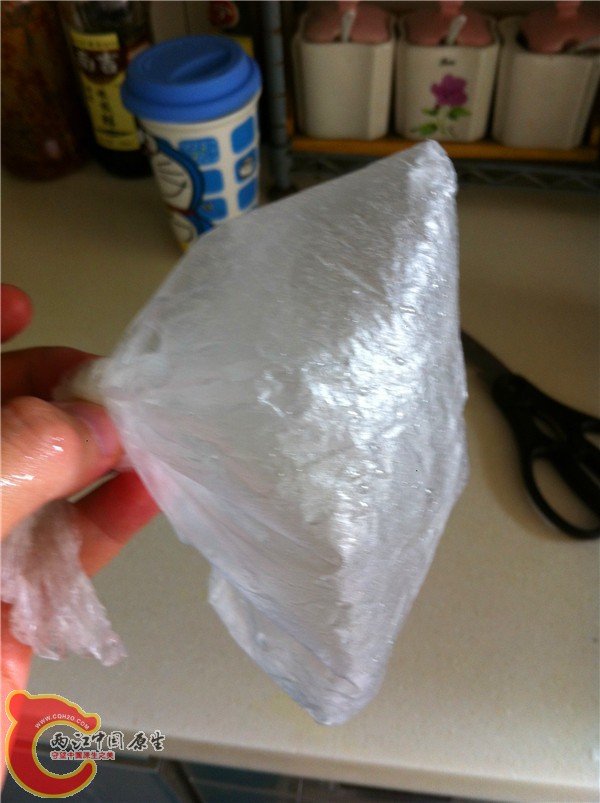 用一个充气袋防止鱼滚动受伤！