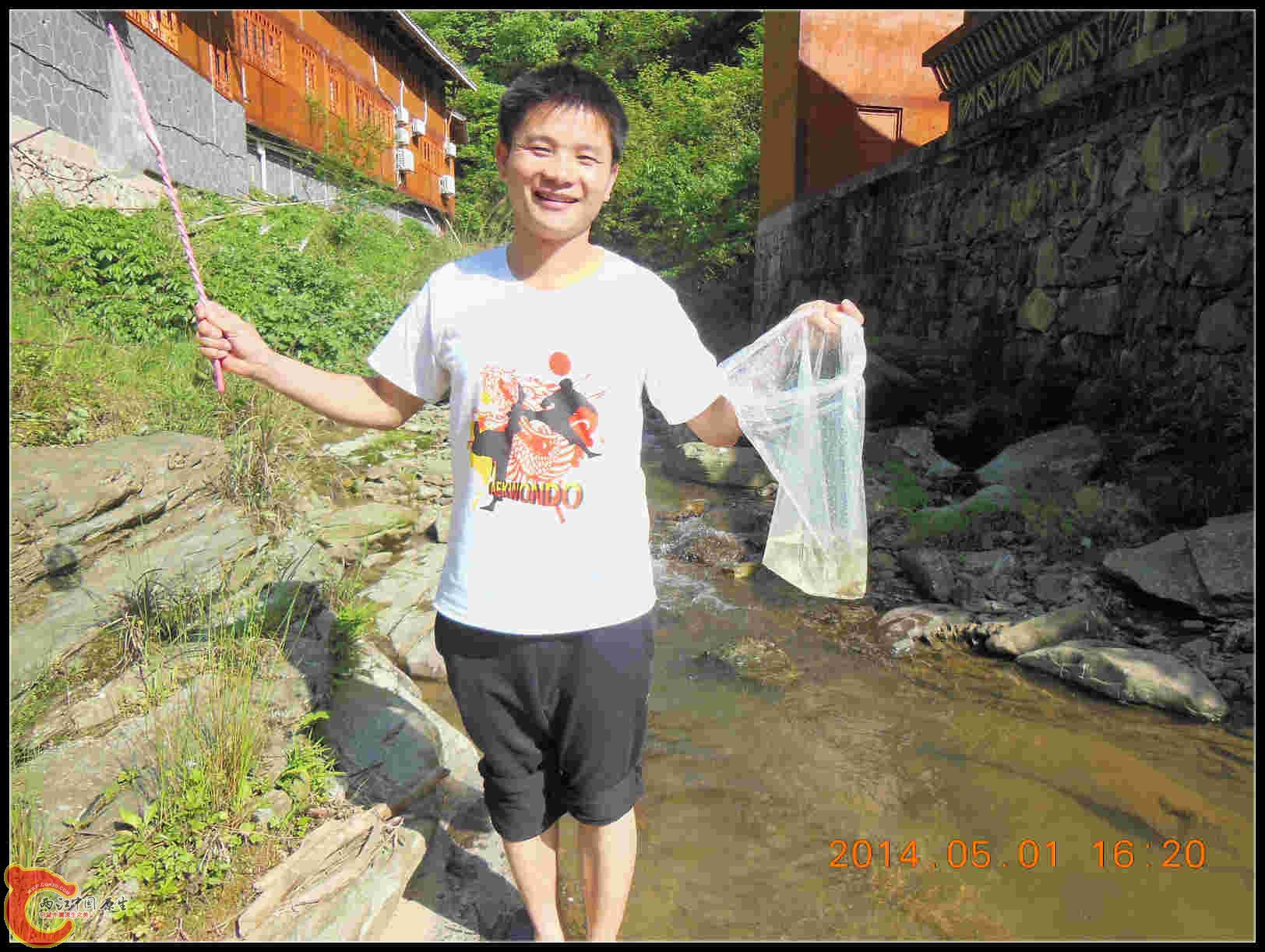 中午吃饭在这个寨子下的小沟捞的鱼