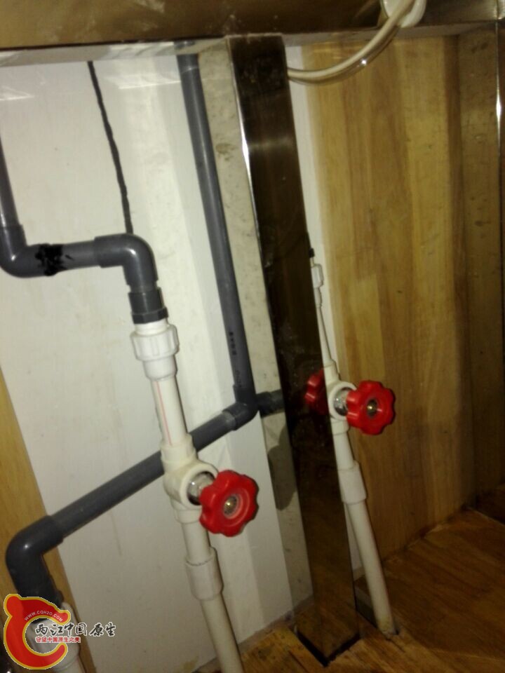 17底柜三根PPR管子分别接鱼缸三根PVC管.jpg