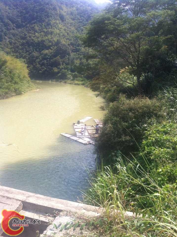 33-准备乘竹排往下走的水路.jpg