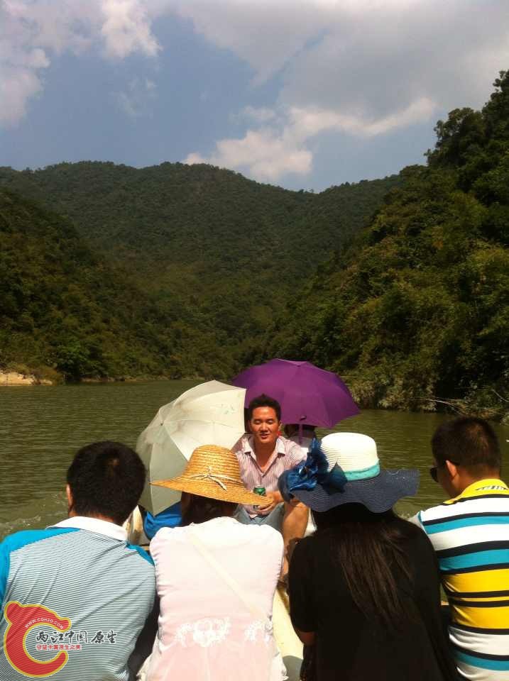 44河两岸的大山.jpg