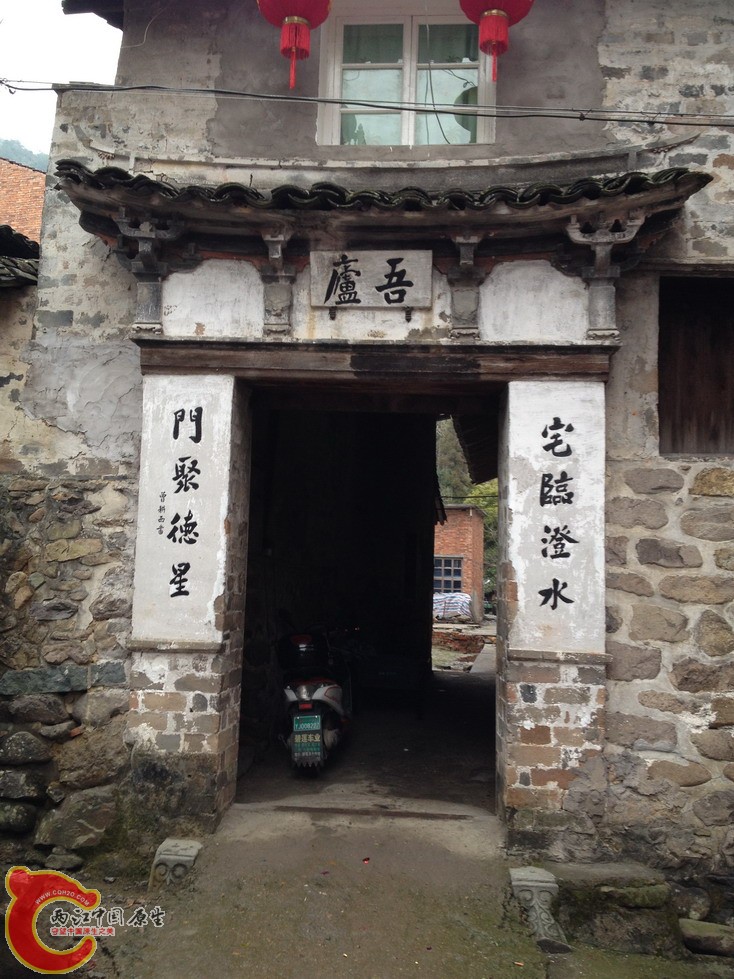 过年了重新写了字挂了灯，可惜国家没保护里面改的差不多了