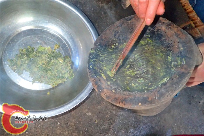 原生态的食材，将青辣椒和野菜舂出来做佐料