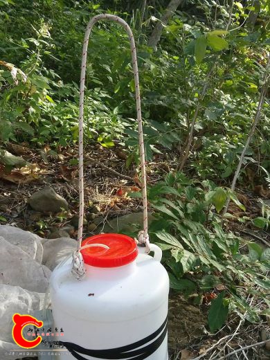 裝著一半水加打氣的自製採集桶居然在背2個小時多以後繩子也變硬了