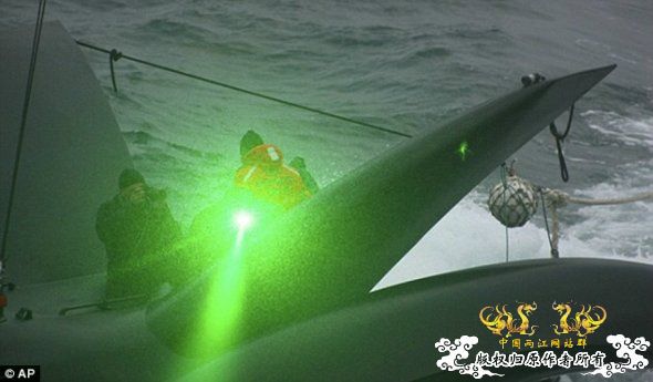 环保组织驾蝙蝠船用激光对抗日本捕鲸船