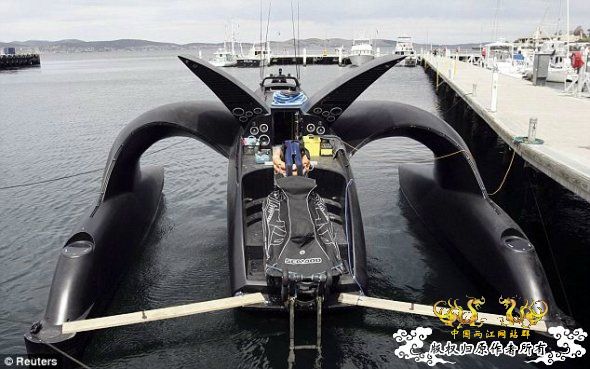 环保组织驾蝙蝠船用激光对抗日本捕鲸船