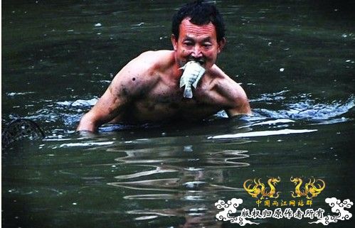 市民跳进池塘抓鱼 不介意水质已受污染--鱼不错