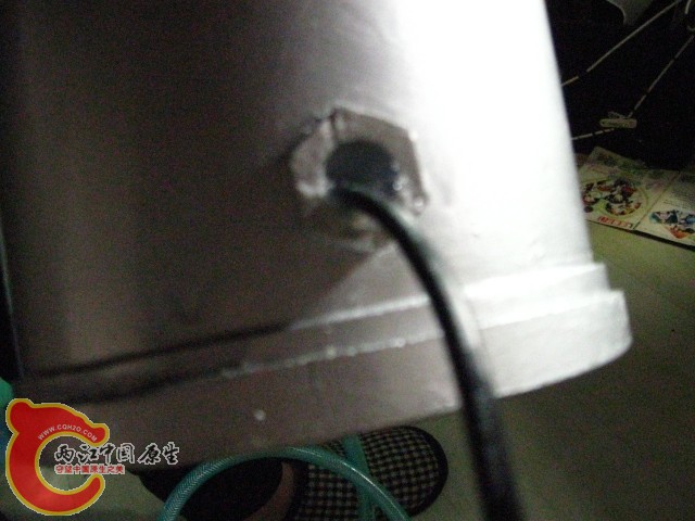 电线头剪了穿过去然后玻璃胶打上