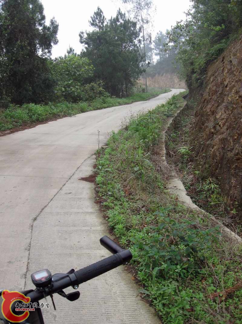 这个坡又臭又长爬了二十二分钟顶不顺下来推车了...