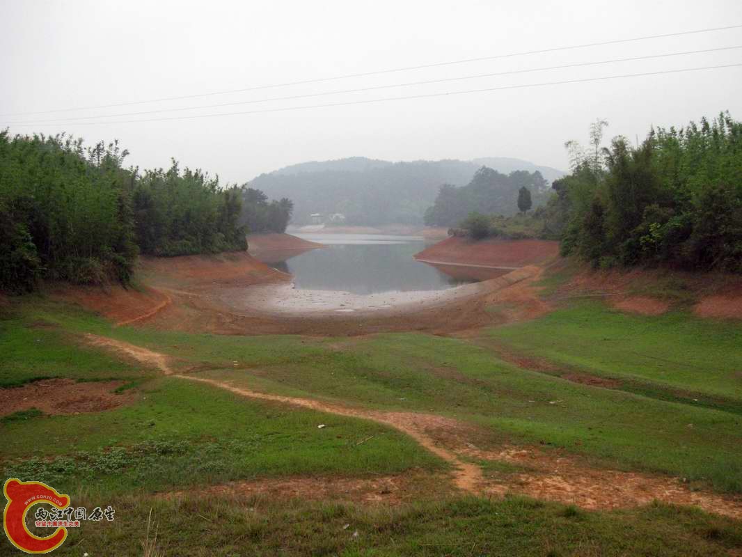 回来的路上顺手去的一个水库水位也很低了
