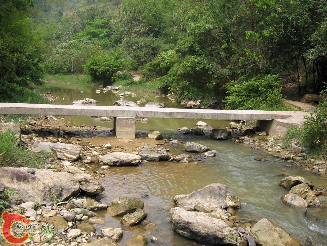 谷里的小河