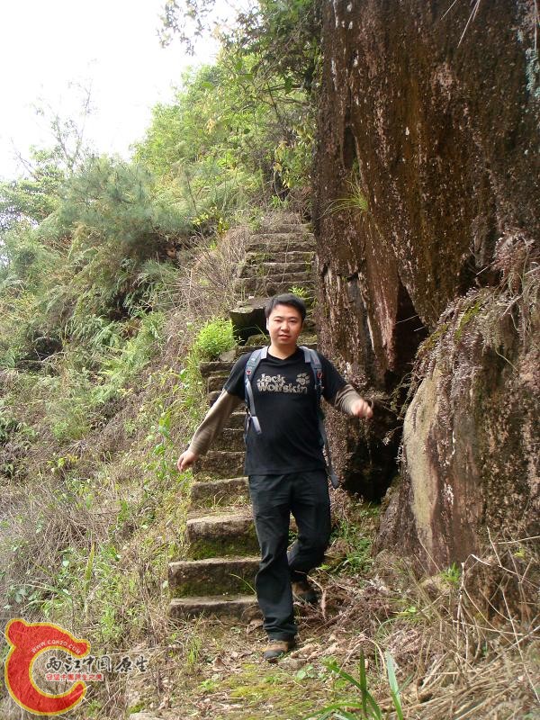 “我鞋滑……TNND的探路者……”