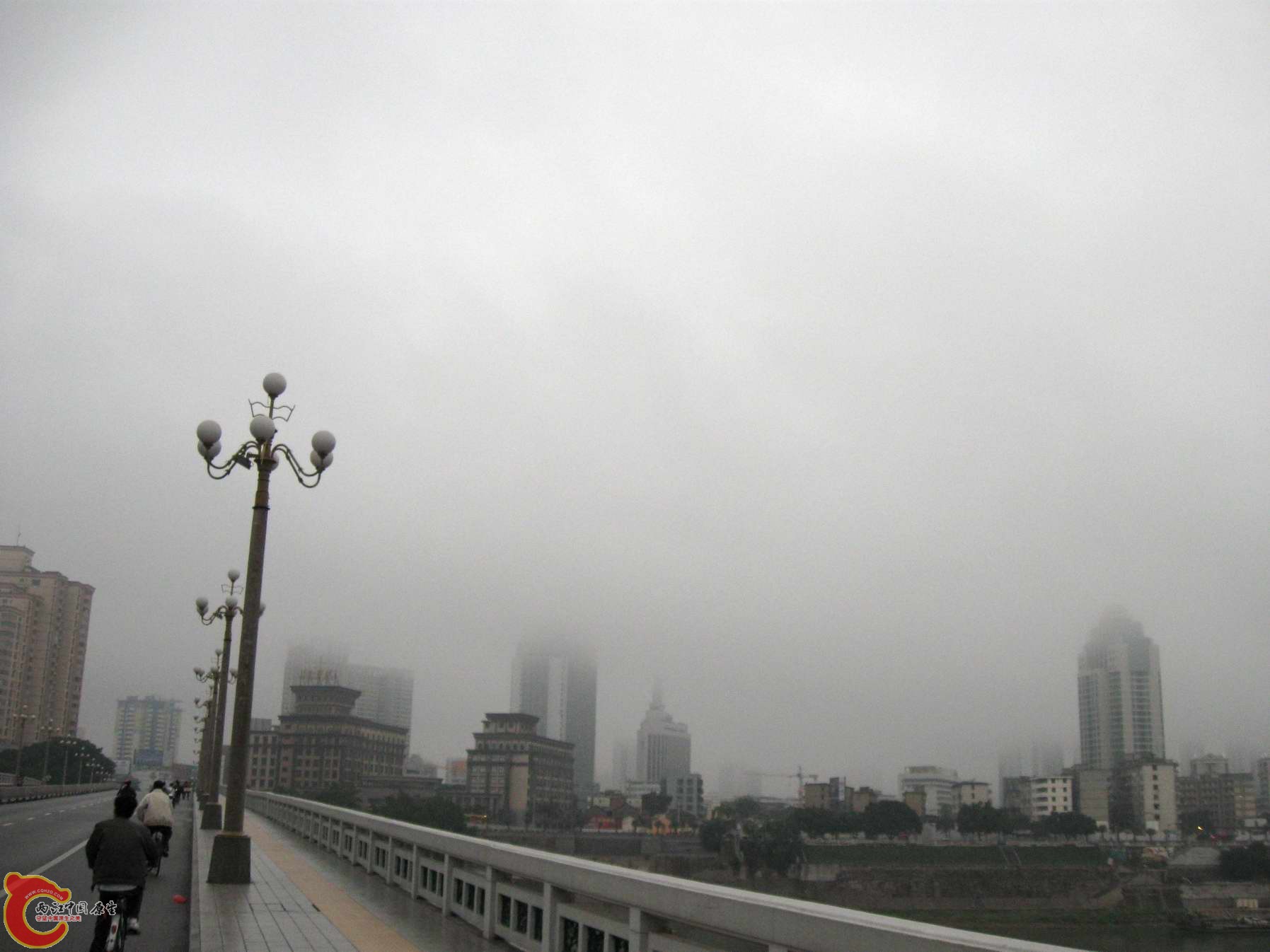 请叫雾男每次要出远门就下毛毛雨和出雾哎四次了...