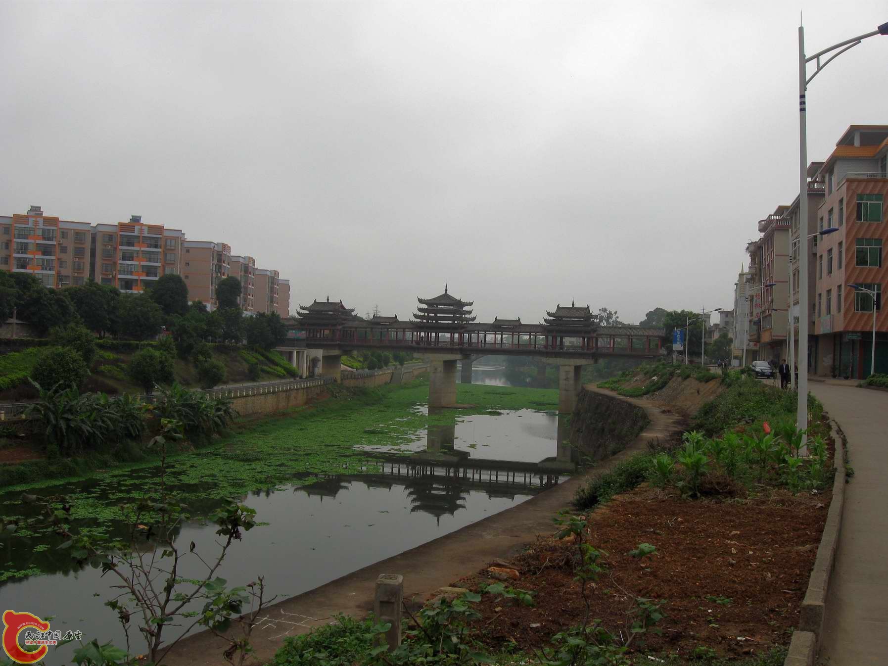 漏野壮家风雨桥水泥结构的,正野的是木结构的...