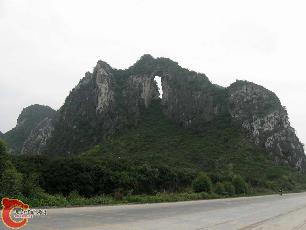 路边的山