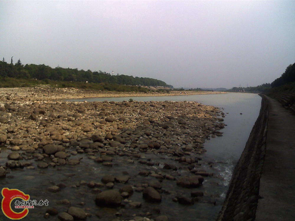 岷江外河水坝正在整修 没水